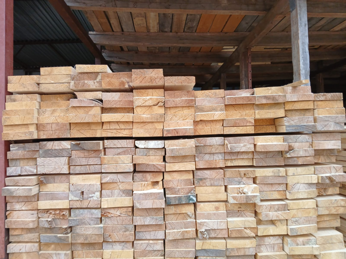 Доска обрезная 50х200х6000. Сосна. 1 сорт. Естественная влажность