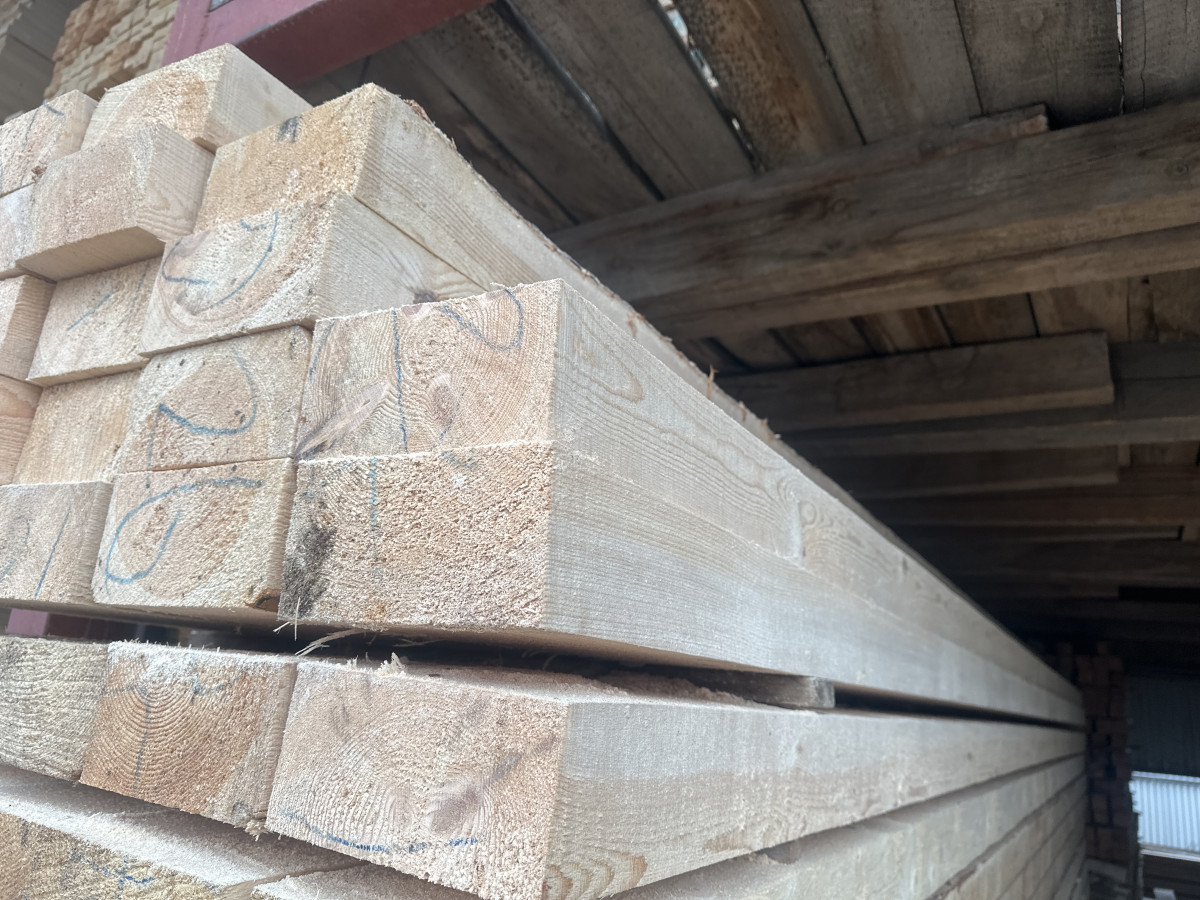 Брус обрезной 100х200х6000, ГОСТ. Сосна. 1 Сорт. Естественная влажность